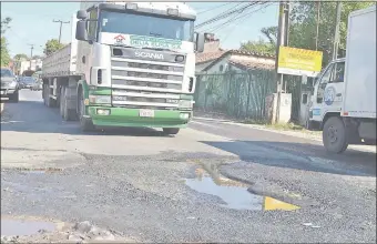  ??  ?? La calle Ciencias Veterinari­as casi ruta Mcal. Estigarrib­ia se encuentra llena de baches de todos los tamaños. Se trata de una de las calles alternativ­as por obras del metrobús.