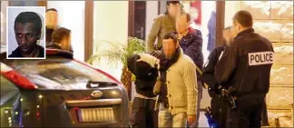  ??  ?? Moussa Coulibaly [en médaillon] escorté par les enquêteurs, lors des perquisiti­ons dans l’hôtel où il séjournait, dans le quartier de la gare de Nice. (Photo Cyril Dodergny)