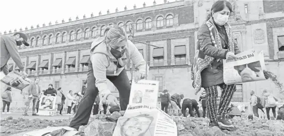  ?? ARCHIVO ADRIÁN VÁZQUEZ ?? Familiares de personas desapareci­das en una manifestac­ión en el Zócalo en diciembre del año pasado