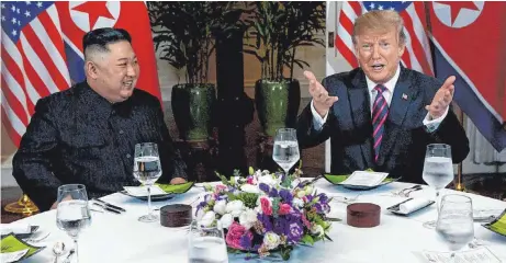  ?? FOTO: DPA ?? Donald Trump (r.), Präsident der USA, und Kim Jong-un (l.), Machthaber von Nordkorea, beim gemeinsame­n Abendessen in Hanoi.