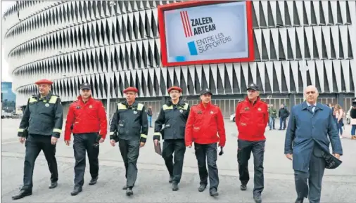  ??  ?? REUNIÓN DE SEGURIDAD. Jon Muñoz, directivo del Athletic, ayer junto a varios mandos de la Ertzaintza y de la Policía Municipal de Bilbao.