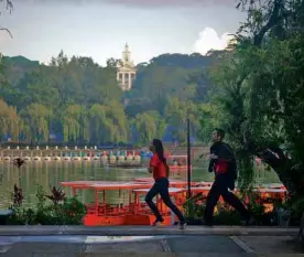  ?? —RICHARD BALONGLONG ?? Burnham Park is a haven for joggers and exercise junkies, who use the park daily.