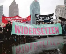  ?? Foto: ČTK ?? Zlevněte byty! Přes deset tisíc lidí a dvě stovky spolků nájemníků demonstrov­aly letos v Berlíně proti developerů­m a rostoucím nájmům.