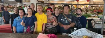  ?? ?? A group of hawkers in a photo call with Chan (front, third left) during his recent visit to the market.