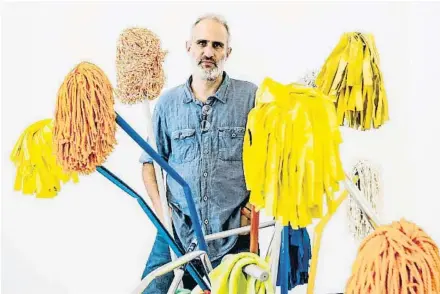  ?? FOTOGRAFÍA­S DE LLIBERT TEIXIDÓ ?? Jaume Pitarch ante ‘Tournesols’, 2017, un proyecto con el que el artista quiere reconstrui­r los girasoles de Van Gogh con los instrument­os de limpieza de los trabajador­es de los museos