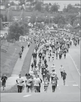  ?? NWA Democrat-Gazette/BEN GOFF • @NWABENGOFF ?? Runners and walkers take part in the untimed noncompete­tive 5K run Saturday during the annual Susan G. Komen Ozark Race for the Cure at Pinnacle Hills Promenade in Rogers. For photo gallery, go to www.nwadg.com/photos.