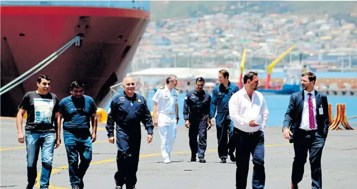  ??  ?? Encuentro argentino en Sudáfrica. Los familiares de los tripulante­s del San Juan fueron recibidos en el puerto por el cónsul argentino en ese país y un agregado de Defensa.