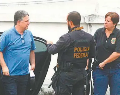  ??  ?? Garotinho passou por exames no IML e, depois, foi levado por policiais para a Cadeia Pública de Benfica