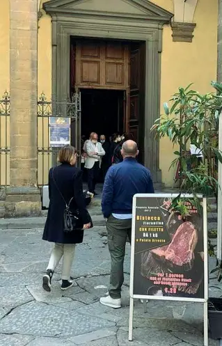  ?? ?? Piazza Santa Felicita/2 La civetta con una maxi bistecca davanti all’ingresso della chiesa