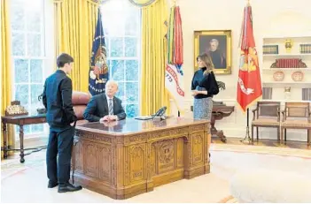  ?? ANDREA HANKS/OFFICIAL WHITE HOUSE PHOTOGRAPH ?? Donald and Melania Trump meet with Marjory Stoneman Douglas student Kyle Kashuv in the Oval Office.