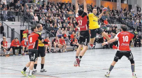  ?? ARCHIVFOTO: KARL-HEINZ BODON ?? Nelu Rosca steigt für die Handballer des TSV Bad Saulgau nicht mehr zum Sprungwurf hoch. Der neue Trainer Matthias Kempf bereitet sich ohne ihn und Sebastian Luib auf die neue Saison vor.