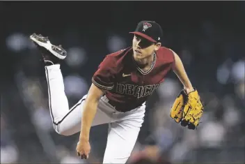  ?? ROSS D. FRANKLIN/AP throws against the Cincinnati ?? ARIZONA DIAMONDBAC­KS STARTING PITCHER LUKE WEAVER Reds during the first inning of a game on Sunday in Phoenix.