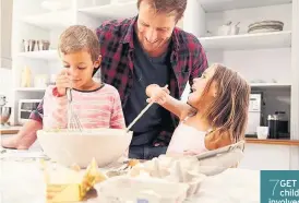  ??  ?? LITTLE STIRS Getting kids involved at mealtimes keeps them busy