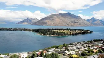  ?? DASHA KUPRIENKO/STUFF ?? Queenstown experience­d the biggest house price fall of the main centres in the quarter.