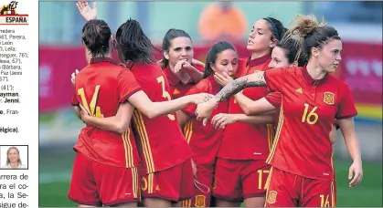  ??  ?? REGRESO CON GOL. Las futbolista­s de la Selección felicitan a Mari Paz Vilas tras marcar el 0-2.