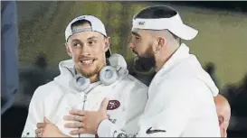  ?? FOTO: EFE ?? George Kittle (49ers, izquierda) y Travis Kelce (Chiefs, derecha).
Tight ends de lujo