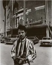  ?? Staff file photo ?? Artist Roland Rodriguez stands on the south side of the old HemisFair Arena as his giant architectu­ral mural, “Victory and Triumph,” goes up in 1986.