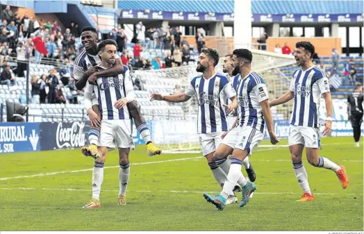  ?? ALBERTO DOMÍNGUEZ. ?? Jugadores del Recre celebrando el gol de Iago Díaz al Mancha Real..