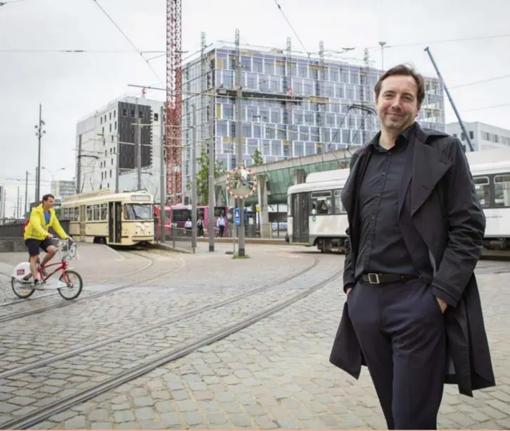  ??  ?? Volgens professor stedenbouw Maarten Van Acker moet er meer aandacht gaan naar de beleving van de openbare ruimte.