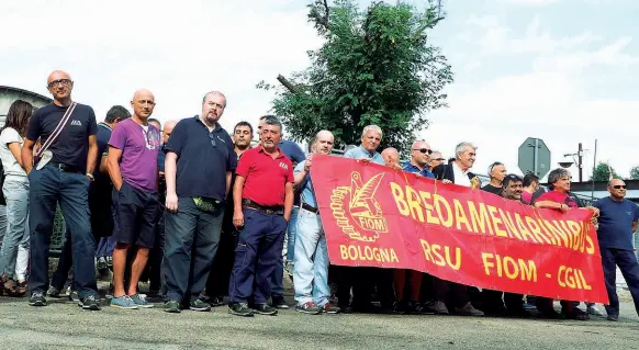  ?? Il presidio ?? I lavoratori hanno manifestat­o ieri davanti ai cancelli dell’azienda di via San Donato assieme ai sindacalis­ti di Fiom, Fim e Uilm