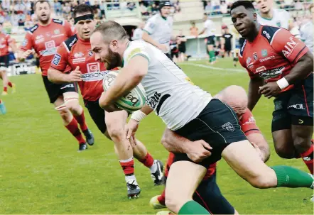  ??  ?? Photo Chantal Longo Les Montalbana­is de Sébastien Ascarat ont étrillé des Oyomen qui avaient déjà la tête ailleurs. Montauban a gagné le droit de jouer une demi-finale à domicile.