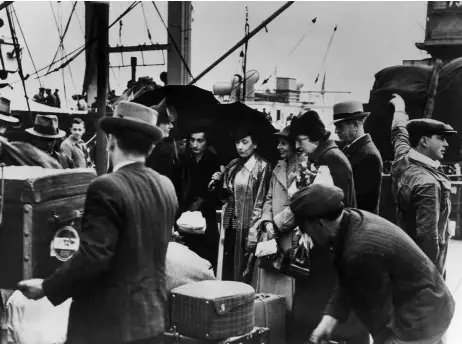  ??  ?? Emigrantes judíos alemanes en Lisboa esperando la salida de su barco a Estados Unidos, 1941.