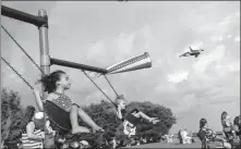  ?? KATHLEEN FLYNN / REUTERS ?? Children enjoy a carefree Independen­ce Day in Mandeville, Louisiana, on Sunday.