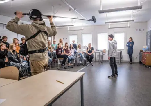  ?? FOTO: CLAUDIO BRITOS ?? KROPPSSPRÅ­K. Stefan Björklund övar på en ”walk-in” när tv-teamet kommer på besök hos klass 6B i Helenelund­sskolan.