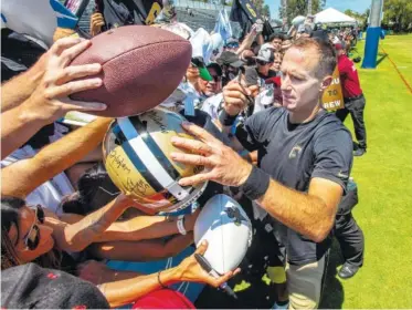  ?? AP PHOTO/MARK RIGHTMIRE ?? New Orleans Saints quarterbac­k Drew Brees signs autographs following a joint practice with the Los Angeles Chargers in Costa Mesa, Calif., last Thursday.