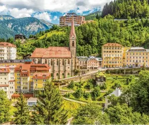  ?? Foto: Zauberblic­ke, Fotolia.com ?? Mondäne Villen inmitten imposanter Berge: Der 75 Kilometer lange Gastein Trail führt auch in den traditions reichen Kurort Bad Gastein.