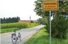  ??  ?? Erster Stopp auf der Radtour ist in Pfaffenhof­en. Im Hintergrun­d ist die katholisch­e Pfarrkirch­e St. Martin zu sehen, die auch als „Zusamdom“bezeichnet wird.