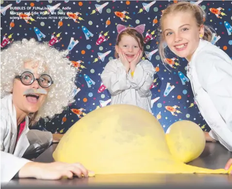  ?? Picture: PETER RISTEVSKI ?? BUBBLES OF FUN: Lisa White, Aoife Morgan and Edie White are busy this science week.