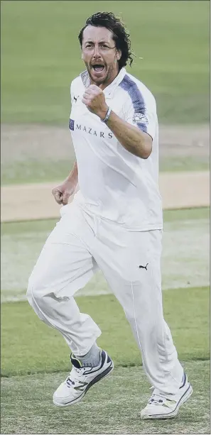  ?? PICTURE: ALLAN MCKENZIE/SWPIX.COM ?? FAREWELL TO HEADINGLEY: Yorkshire’s Ryan Sidebottom celebrates dismissing Middlesex’s Sam Robson in his last taste of County Championsh­ip action on home turf in Leeds.