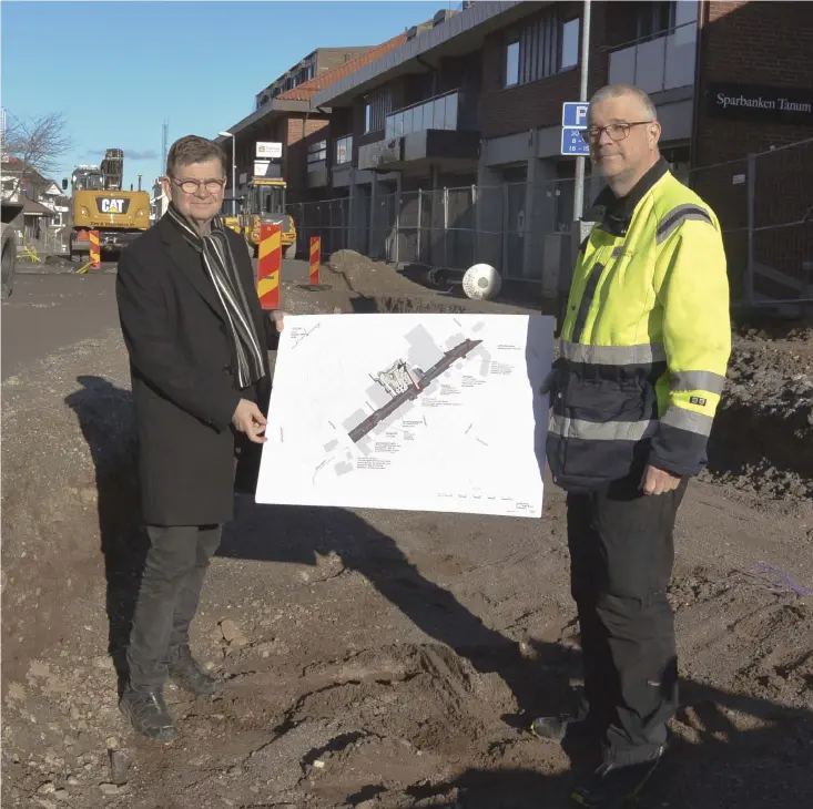  ?? Bild: Jerker Norlander ?? PeO Hedemyr med Roger Andersson, gatuingenj­ör i Tanums kommun.