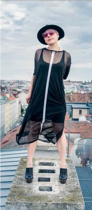  ??  ?? Elena Tikhonova steht auf Glamour-Punk (und auf einem Dach im 15. Bezirk in Wien).