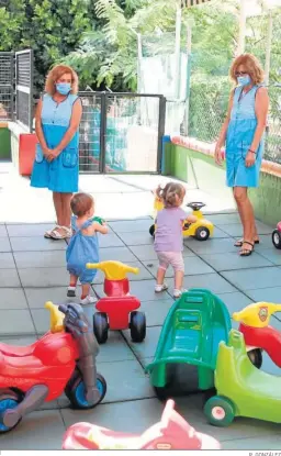  ?? R. GONZÁLEZ ?? Dos maestras obervan a dos niños en una escuela infantil.