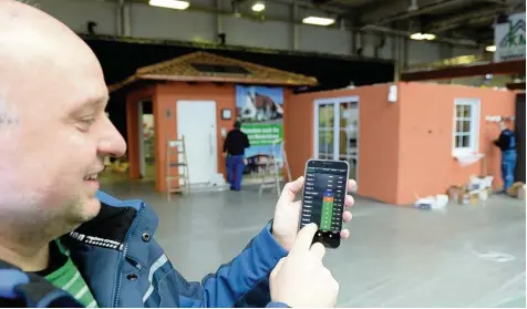  ?? Foto: Silvio Wyszengrad ?? Anton Hieber steuert vom Smartphone aus Heizung, Licht, Rollläden, Musik und vieles mehr in seinem intelligen­ten Haus. Auf diese Weise lässt sich Energie sparen, aber auch der Wohnkomfor­t verbessern, sagt der Experte.