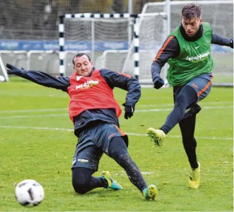  ?? Foto:imago/Matthias Koch ?? Alexander Esswein (rechts, hier im Training mit Julian Schieber) kommt nach Augsburg zurück. Der FCA spielt heute gegen Hertha BSC.