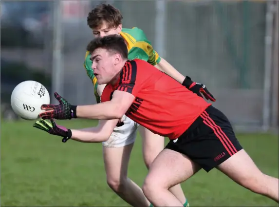  ?? Photo by Jim Coughlan ?? Dylan Price, Mitchelsto­wn and Fionn Warren, Kilmurry in action during the Carrigalin­e Court Premier 2, U18 Football League Final at Blarney on Saturday afternoon