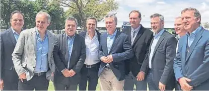  ?? (LA VOZ) ?? Juntos. Macri, rodeado por Baldassi, Negri y Mestre, y otros dirigentes cordobeses de Cambiemos.