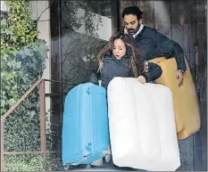  ?? USG / GTRES ?? Incómodo carreteo
La periodista María Patiño y Ricardo Rodríguez, en su mudanza, con maletas y los cojines del sofá