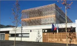  ??  ?? La ville souhaite une mise à dispositio­n du gymnase du collège Arnaud-Beltrame en dehors des heures scolaires. Le cercle bouliste est amené à être déplacé afin d’agrandir le parking de la salle des fêtes.