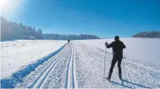  ?? FOTO: GISELA SPRENG ?? Die Arbeitsgem­einschaft Skiwanderw­ege Heuberg präpariert bei guter Schneelage rund 100 Kilometer Loipen auf neun verschiede­nen Rundstreck­en.