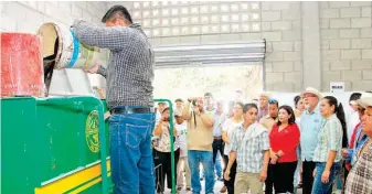  ??  ?? Apoyo. La fábrica de concentrad­o es una necesidad para mejorar la calidad de la nutrición del ganado.