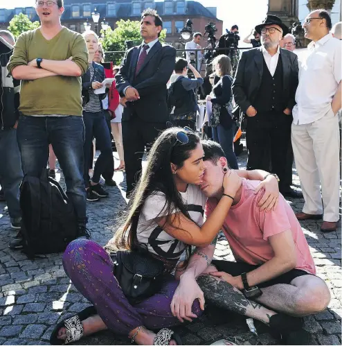  ?? JEFF J. MITCHELL / GETTY IMAGES ?? The day after a bombing that left 22 dead, Manchester residents gathered for what has become a grim but familiar ritual, the candleligh­t vigil.