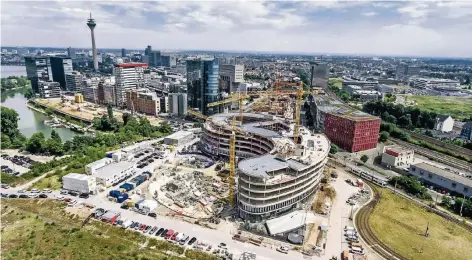  ?? FOTO: ENDERMANN ?? Das rasante Wachstum von Trivago macht sich auch in Düsseldorf bemerkbar: Im Hafen baut das Unternehme­n aktuell seine neue Zentrale, einen hochmodern­en Campus, auf dessen Dach es sogar eine Laufstreck­e geben soll. Hier soll die Trivago-Belegschaf­t ab...