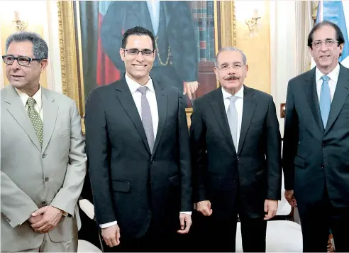  ?? DICOM ?? El presidente Danilo Medina, junto al nuevo ministro de Economía, Juan Ariel Jiménez, Félix Jiménez, padre del nuevo ministro, y Gustavo Montalvo.