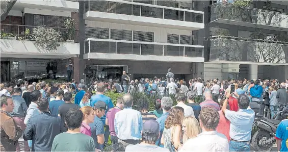  ??  ?? Edificio. El domicilio de la familia De Vido de Avenida Del Libertador al 2200 de donde el ex ministro K habría sacado las cajas fuertes.