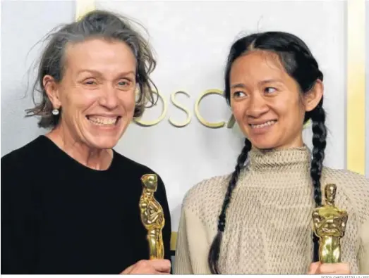  ?? FOTOS: CHRIS PIZZELLO / EFE ?? Frances McDormand y Chloé Zhao, ambas también productora­s de la película, fueron las triunfador­as de la noche gracias a ‘Nomadland’.