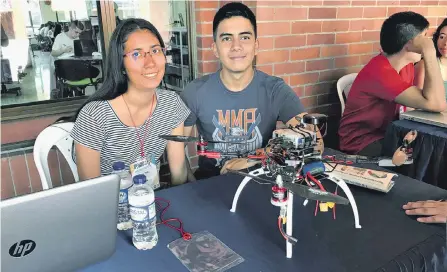  ??  ?? En varios eventos, Ana María y Miguel Ángel Saavedra han compartido su proyecto con otros universita­rios y estudiante­s de colegio.